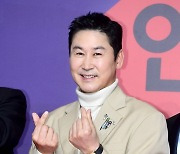 [포토] 신동엽, '멋진 미소로 하트~' (2023 SBS 연예대상)