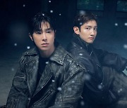 ‘데뷔 20주년’ 동방신기, 서울의 밤을 붉게 물들이다…관광공사와 협업 진행