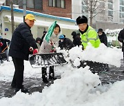 제설작업 중인 류경기 중랑구청장과 중랑구민들