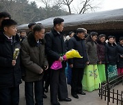 만경대 방문한 신년경축행사 참가 노력혁신자들