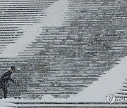 폭설 속 길 만들기