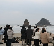 ‘해돋이 명소’ 동해안에 새해부터 강풍·풍랑주의보…유의하세요