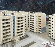 북한, 각지에서 연일 새집들이 진행…검덕지구에 수천 세대 완공