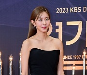 [포토] 유이, '할 말을 잃게 만드는 아름다운 모습' (2023 KBS 연기대상)