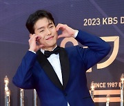 [포토] 하준, '귀엽게 볼하트~' (2023 KBS 연기대상)