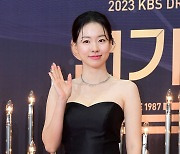 [포토] 이시아, '마음 먹고 꾸민 고해형' (2023 KBS 연기대상)