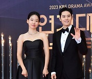 [포토] 이시아-김동준, '과거에서 온 커플' (2023 KBS 연기대상)