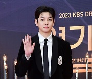 [포토] 렌, '부드러운 손인사~' (2023 KBS 연기대상)