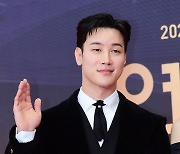 [포토] 이시강, '부드러운 손인사' (2023 KBS 연기대상)