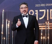 이원종, '조연상' 받자 故이선균 애도.."야만의 세월 반복되지 않길" [KBS 연기대상]