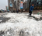 밤사이 쌓인 눈 치우기