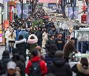 연말 맞아 명동거리 가득 메운 시민들