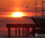 [날씨] 구름 사이 새해 첫 해돋이…동해안·제주도는 보기 어려워