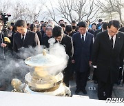 김대중 전 대통령 묘역 참배하는 한동훈 비대위원장