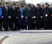 노무현 전 대통령 묘역 찾은 이재명 대표