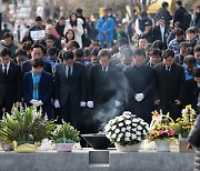 고 노무현 전 대통령 묘역 참배