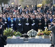 고 노무현 전 대통령 묘역 참배하는 이재명 대표