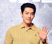 김우빈, 취약 계층 환자 위해 1억 기부…새해 첫날부터 '따뜻'