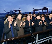 HD현대 임원들, 새해 첫 날 해맞이..권오갑 "리더는 말 아닌 행동으로"