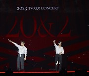 “카시오페아 덕 성인식 치러”…‘허그’→’레벨’ 동방신기 20년史, 상상 그 이상 무대로 [20&2] [종합]