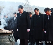 윤 대통령, 새해 첫날 현충원 참배