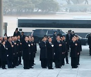 국기에 경례하는 윤 대통령