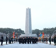 윤 대통령, 갑진년 새해 첫날 현충원 참배