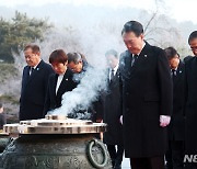 윤 대통령, 갑진년 새해 첫날 현충원 참배