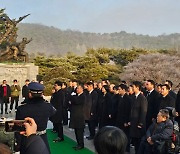 한동훈 "동료시민과 대한민국 미래 만들 것" 현충원 참배