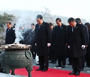 尹, 국립현충원 방명록에 “국민만 바라보며 민생 매진”