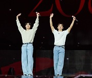 땀 뻘뻘 라이브 열창…동방신기, '20년 아이돌' 내공 증명 [종합]