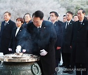 윤석열 대통령, 새해 맞아 국립서울현충원 현충탑에 분향