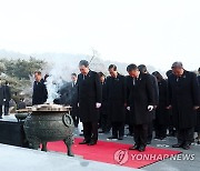 윤석열 대통령, 새해 맞아 국립서울현충원 참배