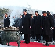 尹대통령, 현충원 참배…"국민만 바라보며 민생경제에 매진"