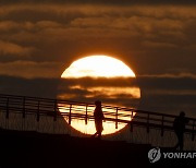 '푸른 용의 해' 밝았다…전국 해돋이 명소서 첫해 맞이로 '북적'