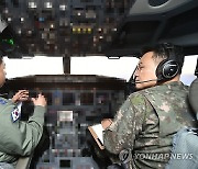 항공통제기 지휘비행하는 김명수 합참의장