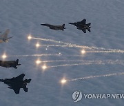 항공통제기 엄호비행하는 F-15K 전투기 편대