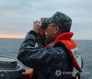 전방 주시하는 해군 장병