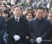 이재명, 새해 첫날 봉하 방문…"더 단합해 선거 잘 준비하겠다"(종합)