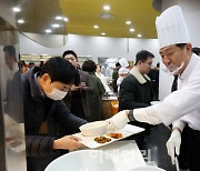 [포토] 오세훈 시장, 서울시청 직원들에게 떡국 배식