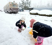 “출근길 우산 챙기세요”…전국 곳곳 눈·비[내일날씨]