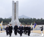 이장우 대전시장 현충원 참배로 새해 업무 시작