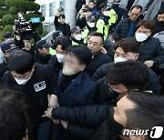 민주 "이재명 대표, 테러로 인해 윤 대통령 신년하례식 불참"