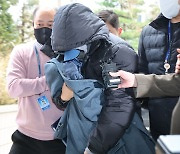 ‘아이 안고 영장심사 출석’ 이선균 협박범, 아동학대 혐의 피소