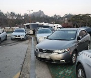 “새해 첫 진상” 주차장 입구 막곤 경찰 전화도 안 받은 차주