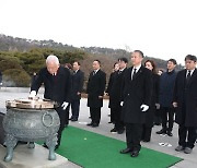 김한길, 새해 현충원 참배…"국민통합 위해 애쓰겠다"