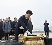 김태흠 충남도지사, 새해 첫 일정 '충남보훈관 충혼탑 참배'