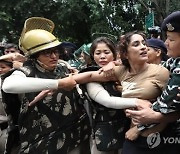 인도 레슬링 선수, 훈장을 도로에 내려놓다…“협회장 성추행 고발했지만”