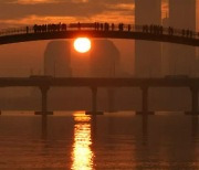 People make New Year’s wishes while watching the first sunrise