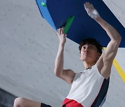 Lee Do-hyun climbs up the table to take silver in bouldering and lead